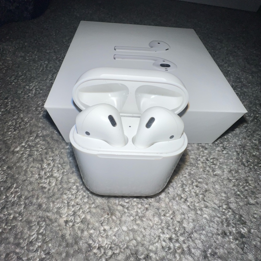 AirPods 2nd gen with Charging Case - White